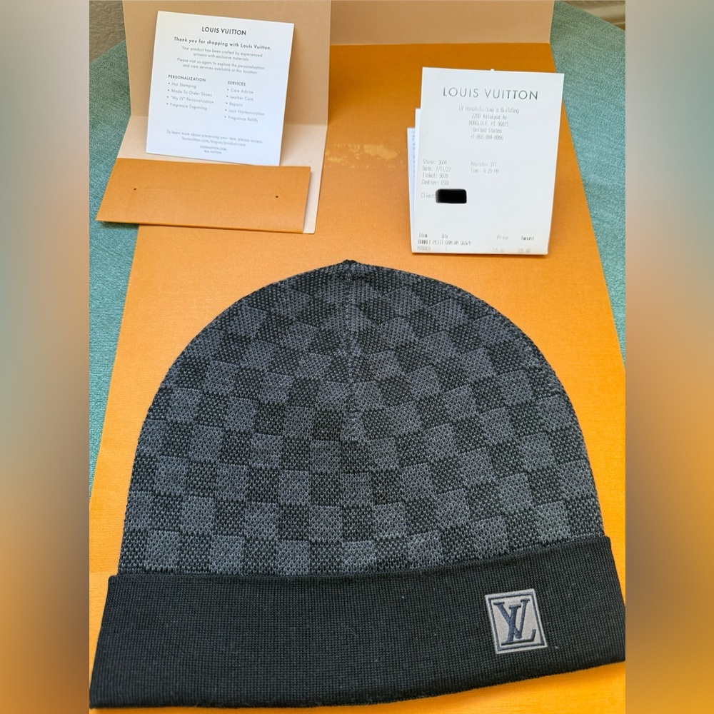 Louis Vuitton Néo Petit Damier Beanie in black and grey